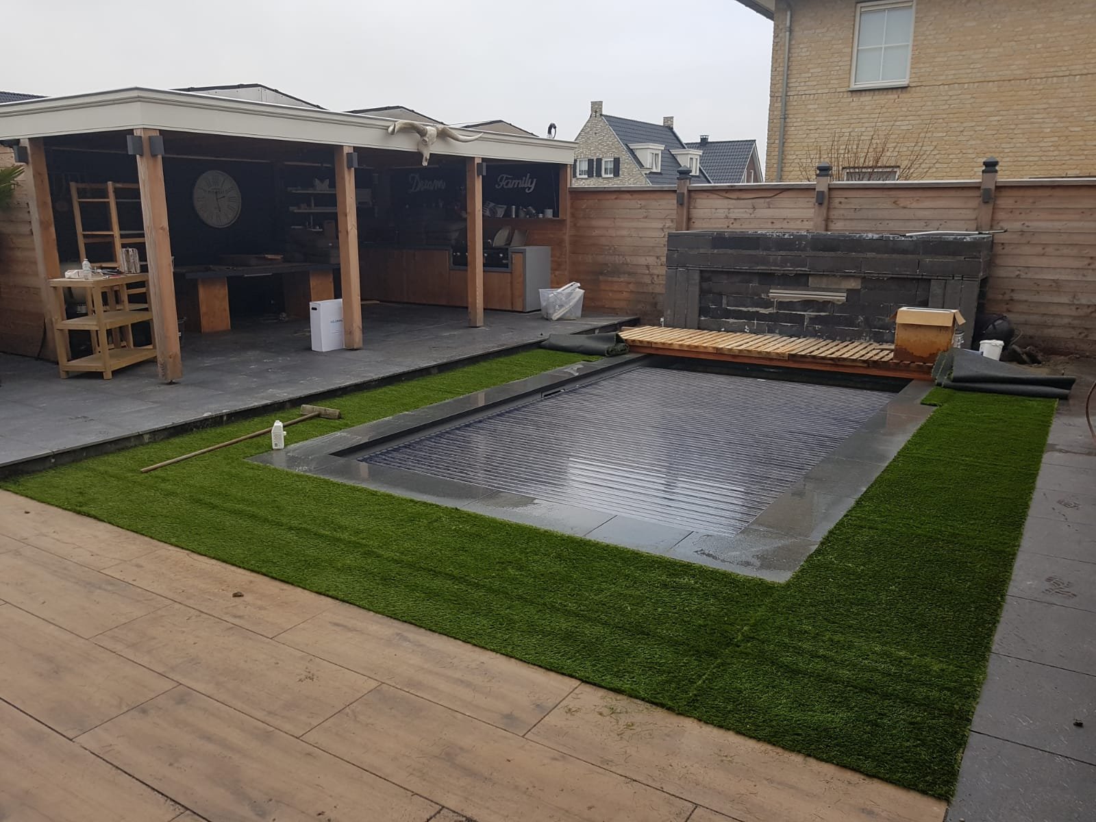 Complete tuin met overkapping